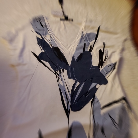 Le ChâteauV-neck top - Picture 2 of 3